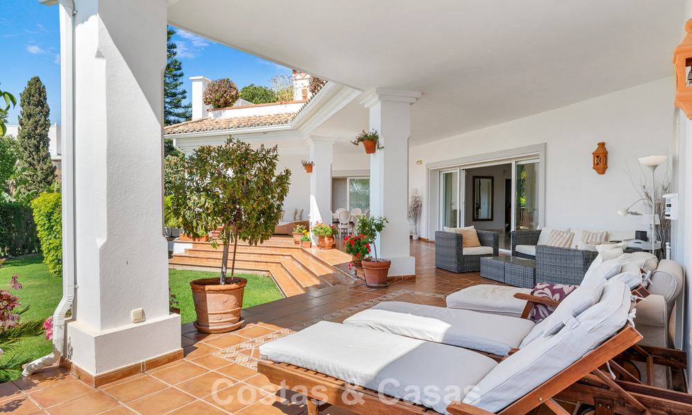 Villa de lujo española atemporal con amplio jardín y piscina en venta en las colinas de Marbella - Benahavís 799395