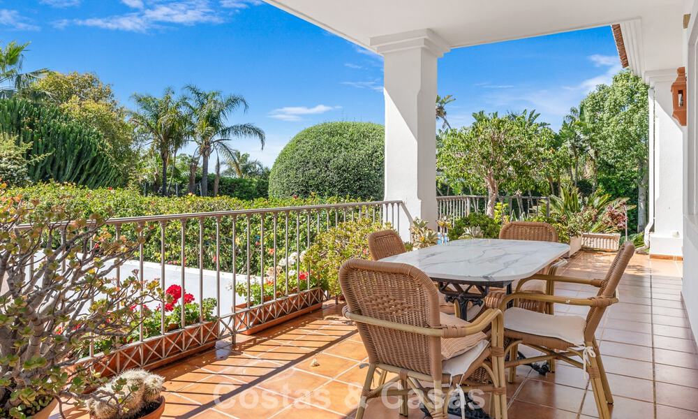 Villa de lujo española atemporal con amplio jardín y piscina en venta en las colinas de Marbella - Benahavís 799396