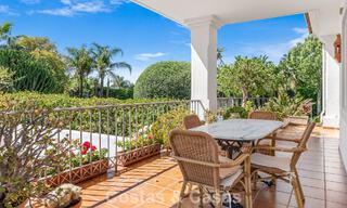 Villa de lujo española atemporal con amplio jardín y piscina en venta en las colinas de Marbella - Benahavís 799396 
