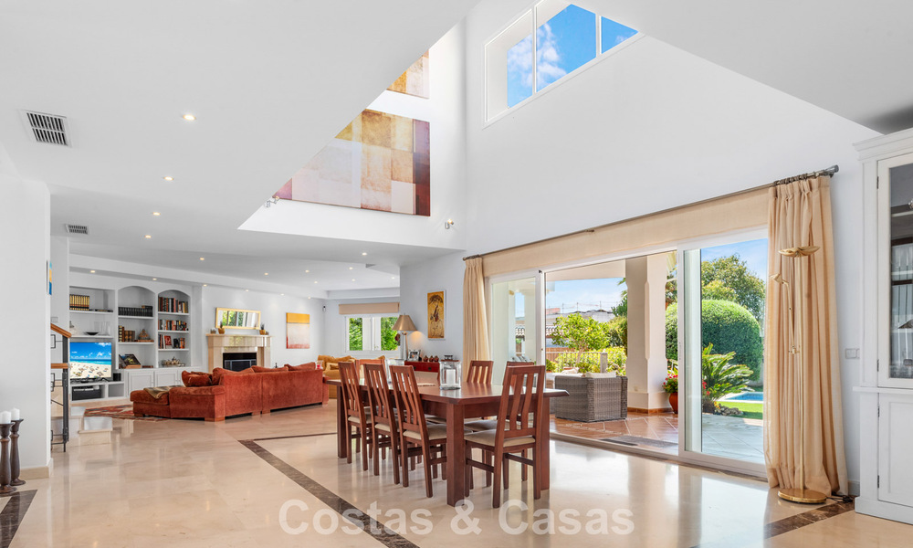Villa de lujo española atemporal con amplio jardín y piscina en venta en las colinas de Marbella - Benahavís 799397