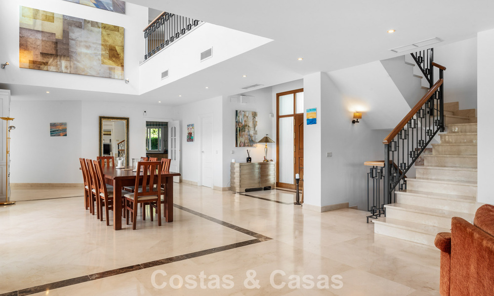 Villa de lujo española atemporal con amplio jardín y piscina en venta en las colinas de Marbella - Benahavís 799398