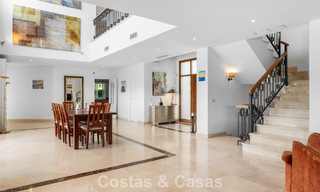 Villa de lujo española atemporal con amplio jardín y piscina en venta en las colinas de Marbella - Benahavís 799398 