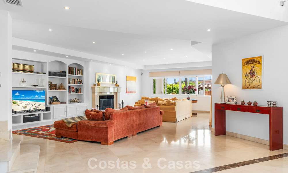 Villa de lujo española atemporal con amplio jardín y piscina en venta en las colinas de Marbella - Benahavís 799399