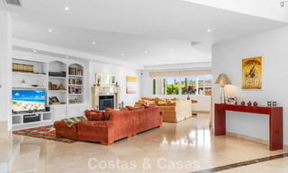 Villa de lujo española atemporal con amplio jardín y piscina en venta en las colinas de Marbella - Benahavís 799399 