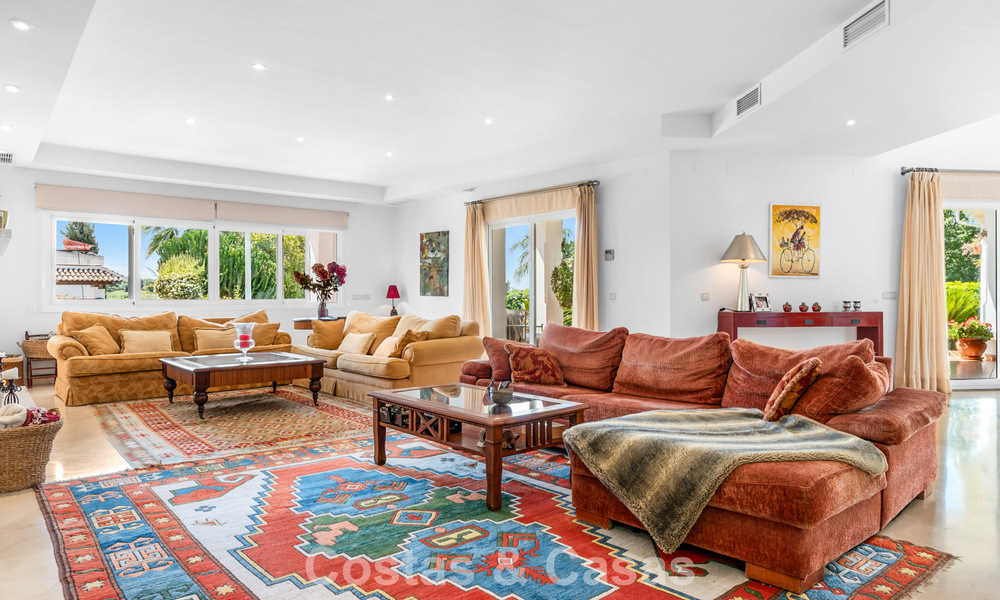 Villa de lujo española atemporal con amplio jardín y piscina en venta en las colinas de Marbella - Benahavís 799400