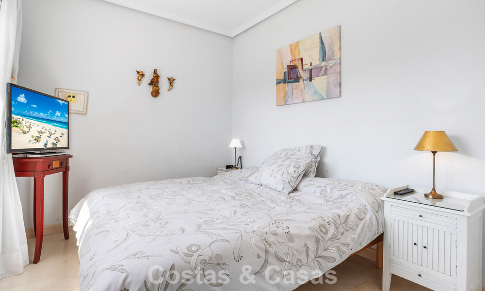 Villa de lujo española atemporal con amplio jardín y piscina en venta en las colinas de Marbella - Benahavís 799401