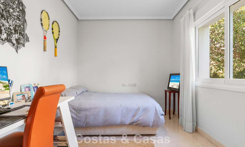 Villa de lujo española atemporal con amplio jardín y piscina en venta en las colinas de Marbella - Benahavís 799402