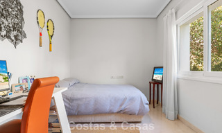 Villa de lujo española atemporal con amplio jardín y piscina en venta en las colinas de Marbella - Benahavís 799402 