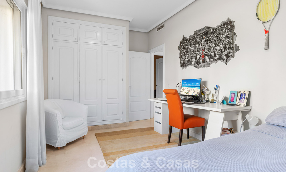 Villa de lujo española atemporal con amplio jardín y piscina en venta en las colinas de Marbella - Benahavís 799403