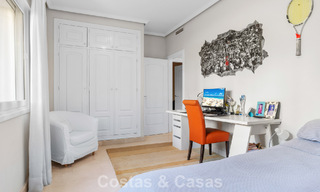 Villa de lujo española atemporal con amplio jardín y piscina en venta en las colinas de Marbella - Benahavís 799403 