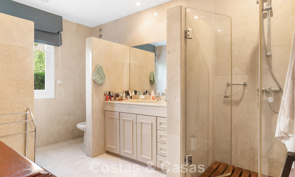 Villa de lujo española atemporal con amplio jardín y piscina en venta en las colinas de Marbella - Benahavís 799404