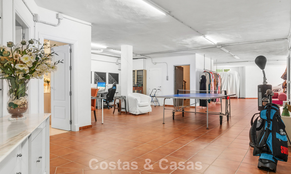 Villa de lujo española atemporal con amplio jardín y piscina en venta en las colinas de Marbella - Benahavís 799405