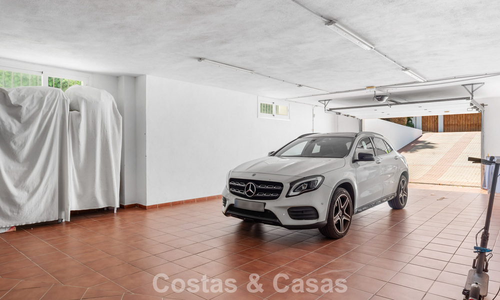 Villa de lujo española atemporal con amplio jardín y piscina en venta en las colinas de Marbella - Benahavís 799408