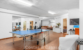 Villa de lujo española atemporal con amplio jardín y piscina en venta en las colinas de Marbella - Benahavís 799409 