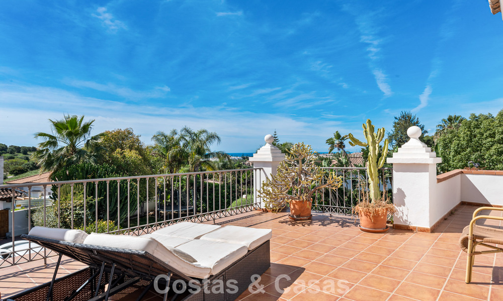 Villa de lujo española atemporal con amplio jardín y piscina en venta en las colinas de Marbella - Benahavís 799410