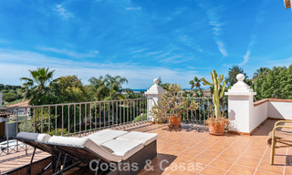 Villa de lujo española atemporal con amplio jardín y piscina en venta en las colinas de Marbella - Benahavís 799410 