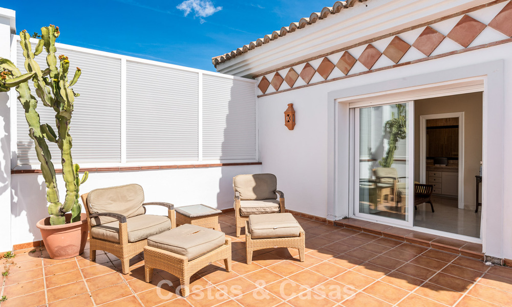 Villa de lujo española atemporal con amplio jardín y piscina en venta en las colinas de Marbella - Benahavís 799412