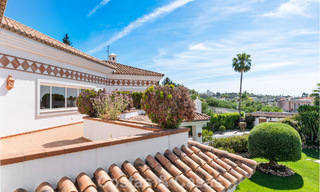Villa de lujo española atemporal con amplio jardín y piscina en venta en las colinas de Marbella - Benahavís 799413 