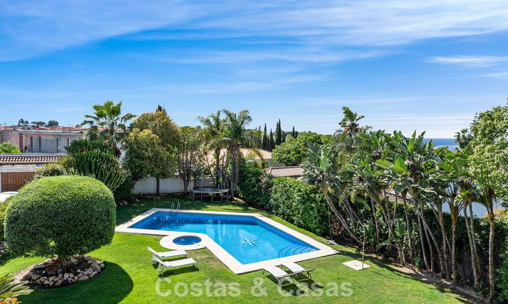 Villa de lujo española atemporal con amplio jardín y piscina en venta en las colinas de Marbella - Benahavís 799414