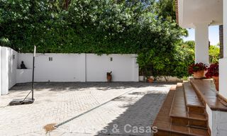 Villa de lujo española atemporal con amplio jardín y piscina en venta en las colinas de Marbella - Benahavís 799415 