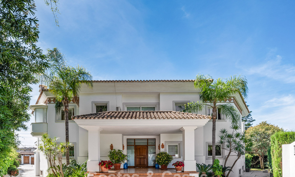 Villa de lujo española atemporal con amplio jardín y piscina en venta en las colinas de Marbella - Benahavís 799416