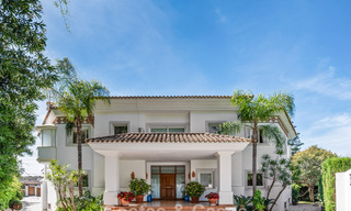 Villa de lujo española atemporal con amplio jardín y piscina en venta en las colinas de Marbella - Benahavís 799416 