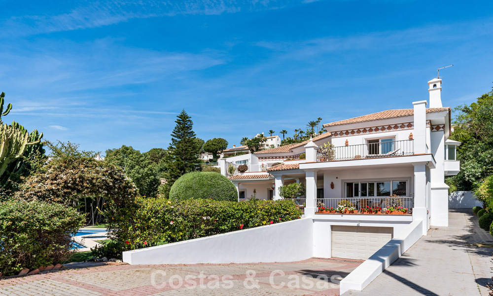 Villa de lujo española atemporal con amplio jardín y piscina en venta en las colinas de Marbella - Benahavís 799417