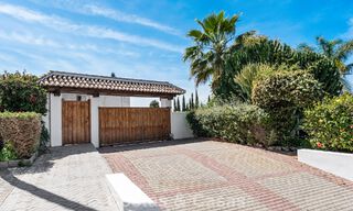 Villa de lujo española atemporal con amplio jardín y piscina en venta en las colinas de Marbella - Benahavís 799418 