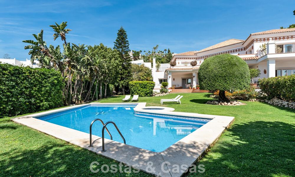 Villa de lujo española atemporal con amplio jardín y piscina en venta en las colinas de Marbella - Benahavís 799419