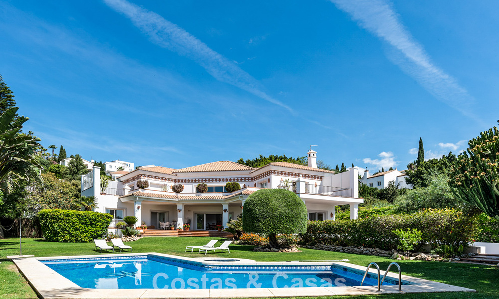 Villa de lujo española atemporal con amplio jardín y piscina en venta en las colinas de Marbella - Benahavís 799420