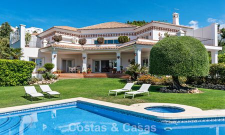 Villa de lujo española atemporal con amplio jardín y piscina en venta en las colinas de Marbella - Benahavís 799421