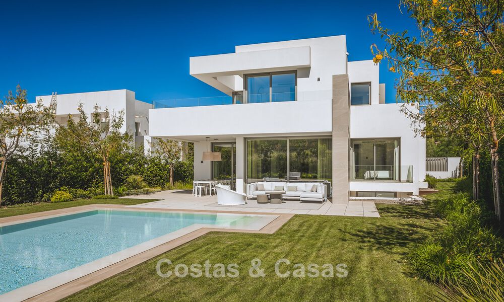 Elegante villa contemporánea en venta en la new golden mile entre Marbella y Estepona 799478
