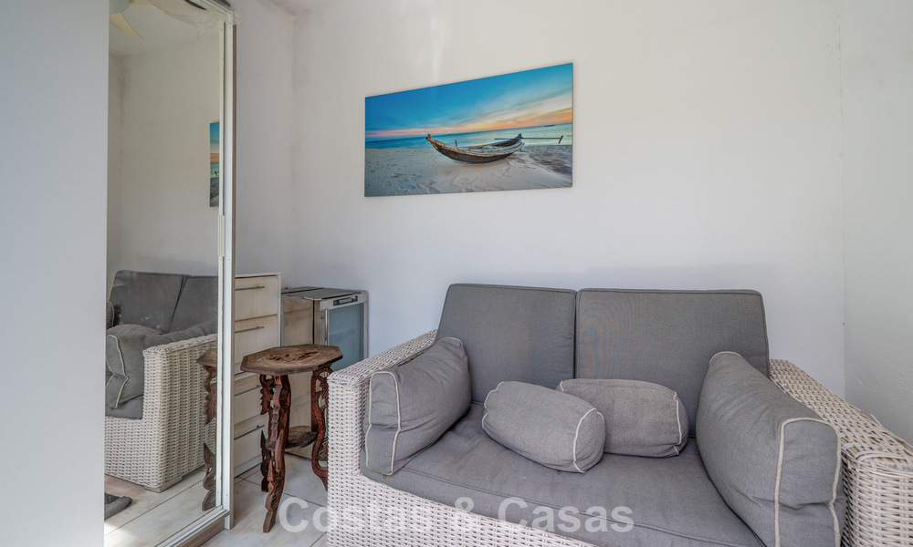 Villa mediterránea modernizada y lista para entrar a vivir en venta a pocos metros de la playa entre Marbella y Estepona 799605