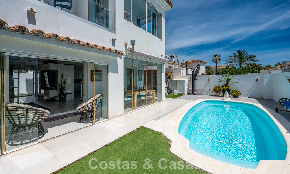 Villa mediterránea modernizada y lista para entrar a vivir en venta a pocos metros de la playa entre Marbella y Estepona 799606