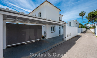 Villa mediterránea modernizada y lista para entrar a vivir en venta a pocos metros de la playa entre Marbella y Estepona 799607 