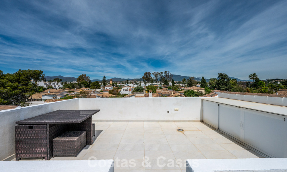 Villa mediterránea modernizada y lista para entrar a vivir en venta a pocos metros de la playa entre Marbella y Estepona 799608