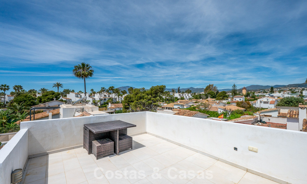 Villa mediterránea modernizada y lista para entrar a vivir en venta a pocos metros de la playa entre Marbella y Estepona 799609