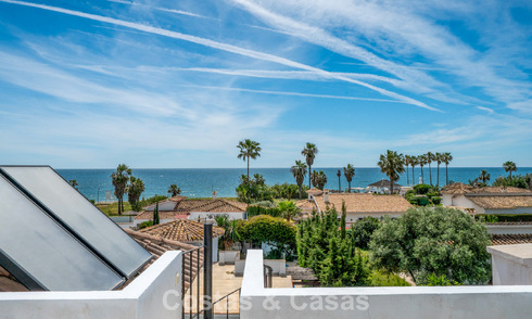 Villa mediterránea modernizada y lista para entrar a vivir en venta a pocos metros de la playa entre Marbella y Estepona 799611