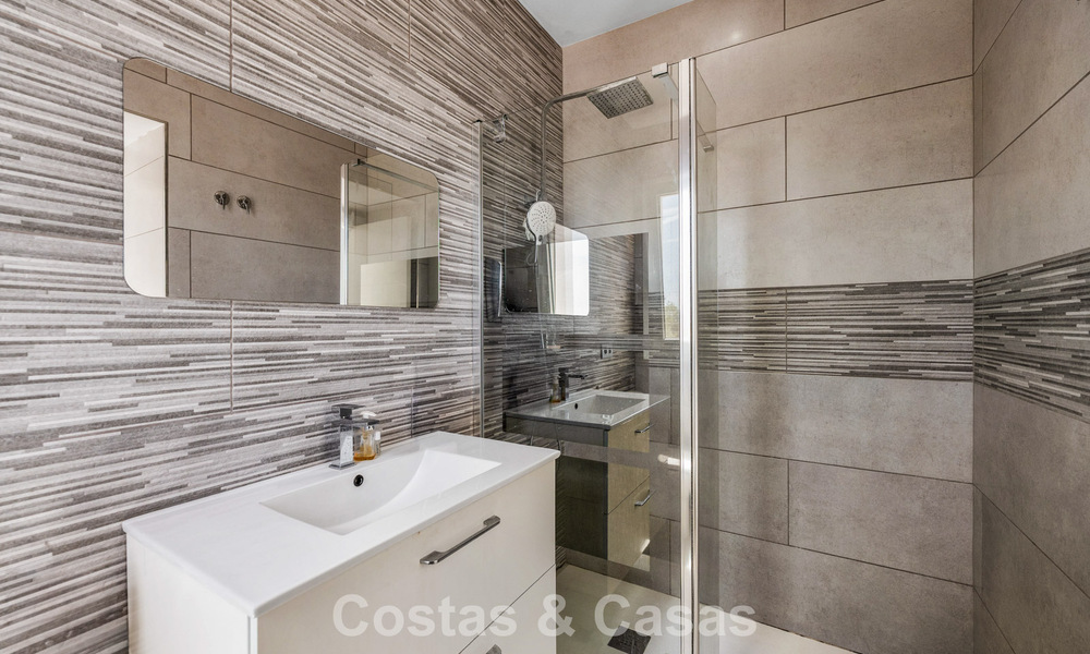 Villa mediterránea modernizada y lista para entrar a vivir en venta a pocos metros de la playa entre Marbella y Estepona 799614