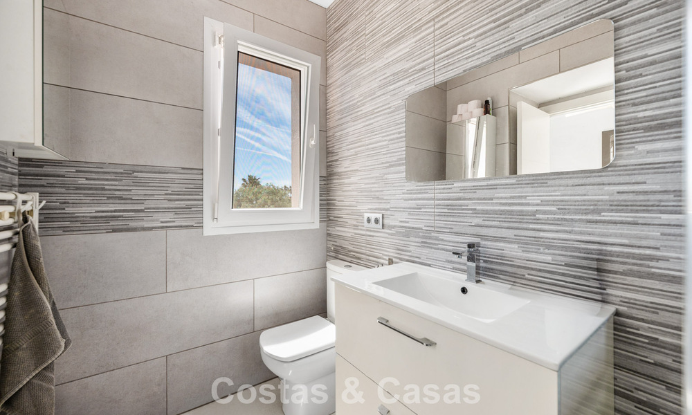 Villa mediterránea modernizada y lista para entrar a vivir en venta a pocos metros de la playa entre Marbella y Estepona 799615