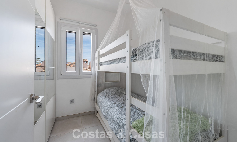Villa mediterránea modernizada y lista para entrar a vivir en venta a pocos metros de la playa entre Marbella y Estepona 799618