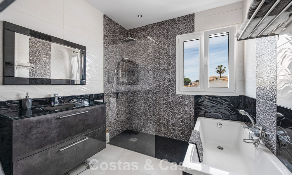 Villa mediterránea modernizada y lista para entrar a vivir en venta a pocos metros de la playa entre Marbella y Estepona 799619