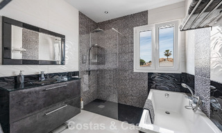 Villa mediterránea modernizada y lista para entrar a vivir en venta a pocos metros de la playa entre Marbella y Estepona 799619 