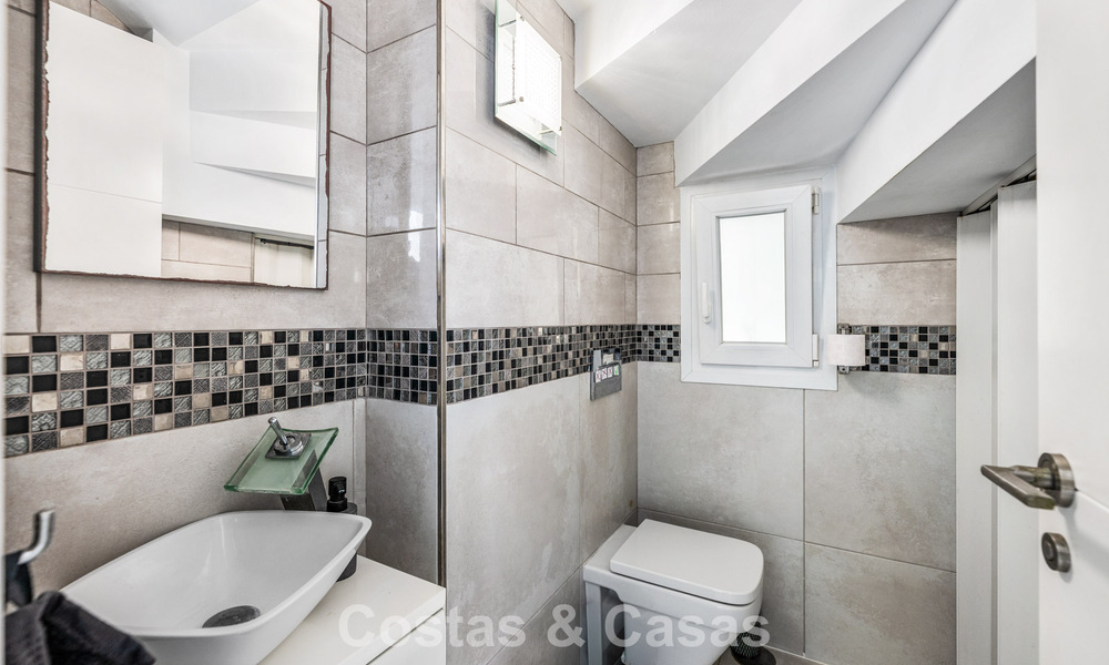 Villa mediterránea modernizada y lista para entrar a vivir en venta a pocos metros de la playa entre Marbella y Estepona 799620