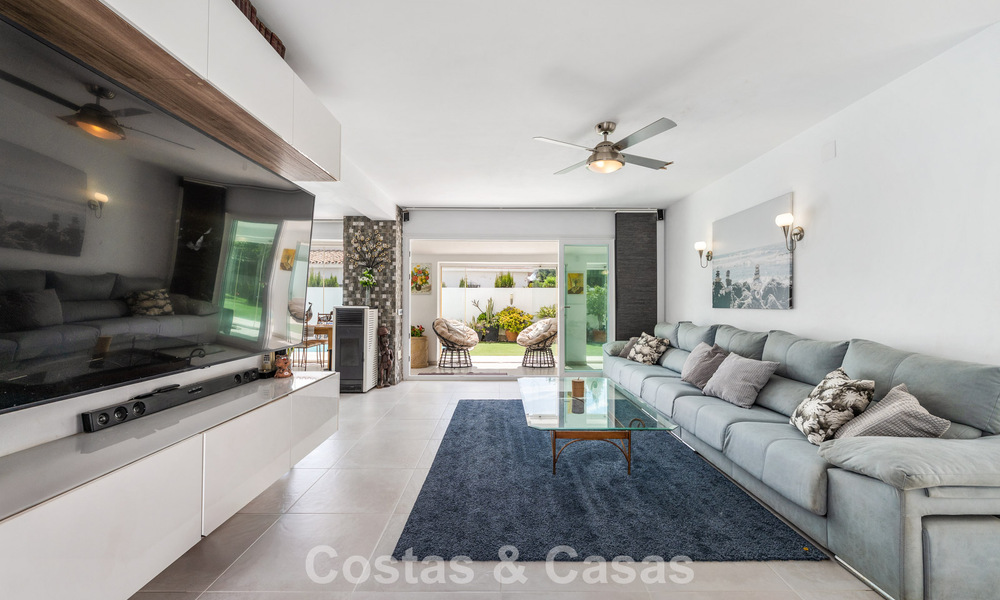 Villa mediterránea modernizada y lista para entrar a vivir en venta a pocos metros de la playa entre Marbella y Estepona 799621