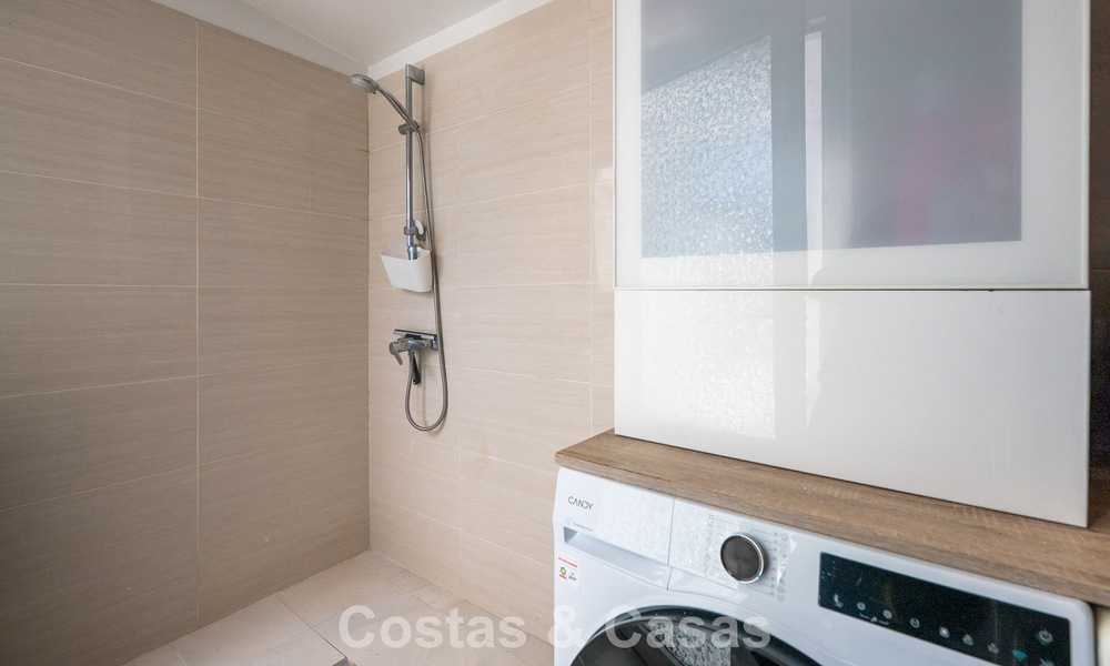 Villa mediterránea modernizada y lista para entrar a vivir en venta a pocos metros de la playa entre Marbella y Estepona 799626