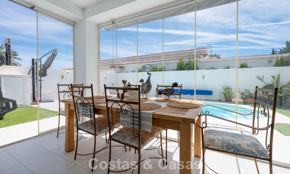 Villa mediterránea modernizada y lista para entrar a vivir en venta a pocos metros de la playa entre Marbella y Estepona 799627