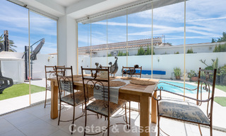 Villa mediterránea modernizada y lista para entrar a vivir en venta a pocos metros de la playa entre Marbella y Estepona 799627 