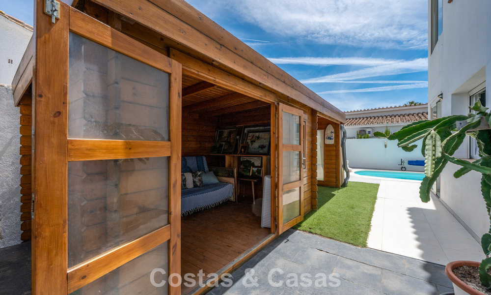 Villa mediterránea modernizada y lista para entrar a vivir en venta a pocos metros de la playa entre Marbella y Estepona 799628