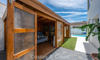 Villa mediterránea modernizada y lista para entrar a vivir en venta a pocos metros de la playa entre Marbella y Estepona 799628 